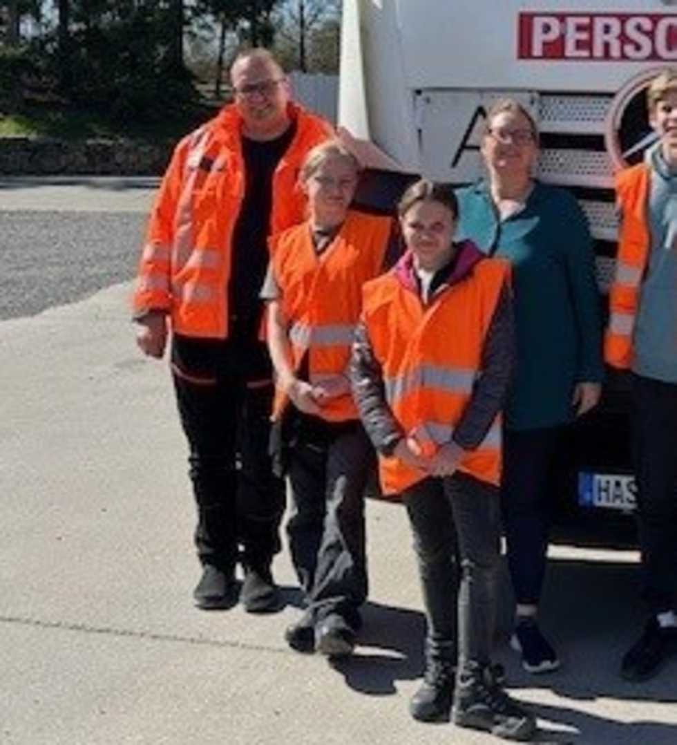 Girls'Day-Teilnehmerinnen und Mitarbeiter vor einem LKW