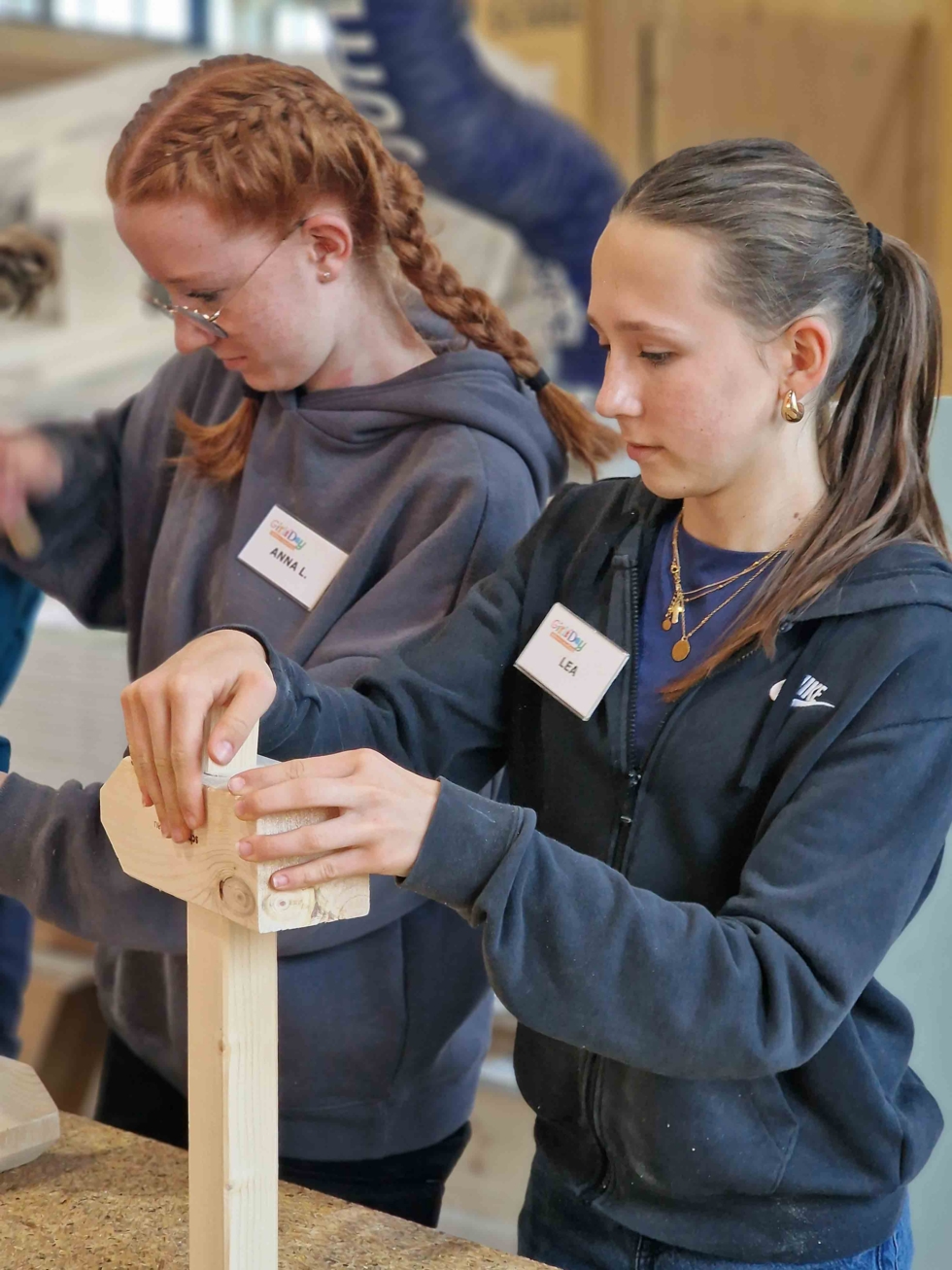 Girls'Day-Teilnehmerinnen in der Schreiner-Werkstatt