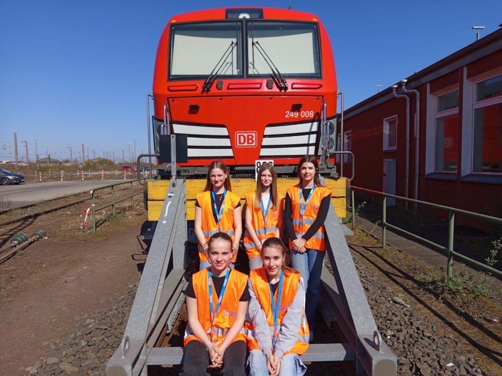 Girls'Day-Teilnehmerinnen vor Betriebslok