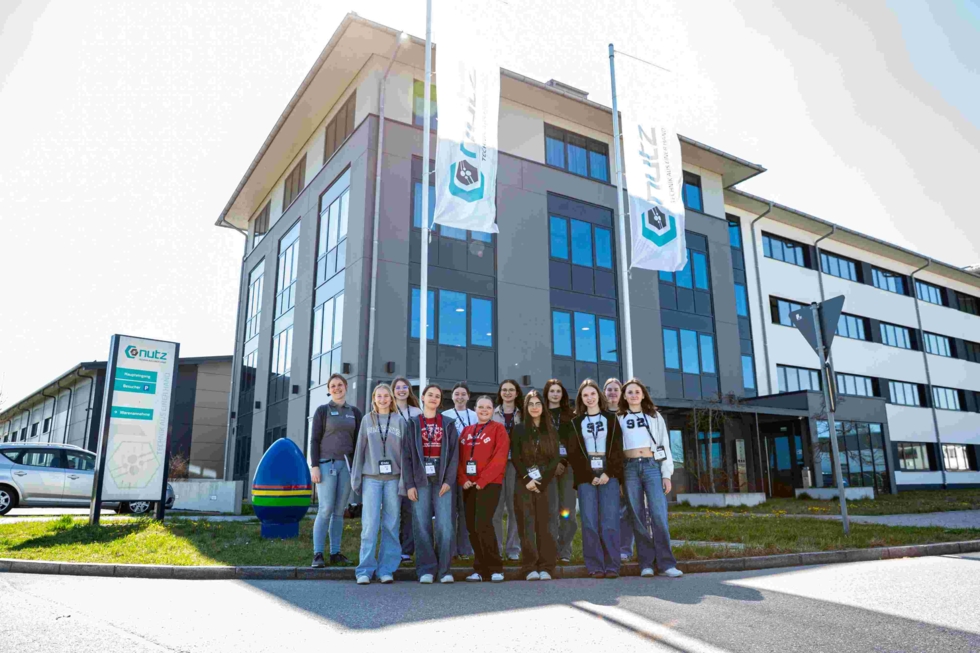 Girls' Day-Teilnehmerinnen vor einem modernen Firmengebäude