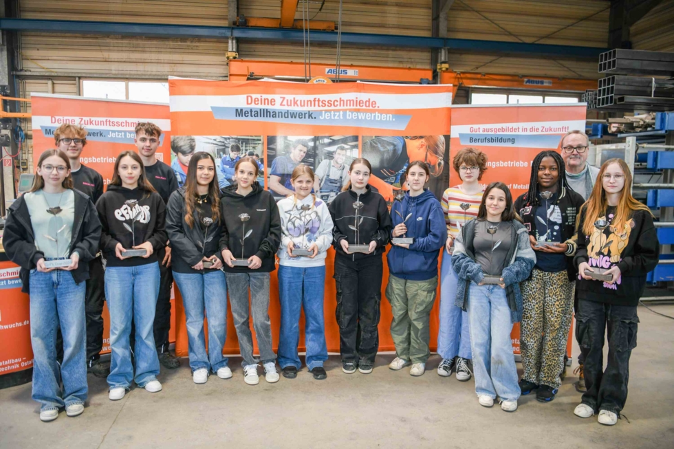 Gruppenfoto mit Girls'Day-Teilnehmerinnen bei Fürst Stahl und Metallbau