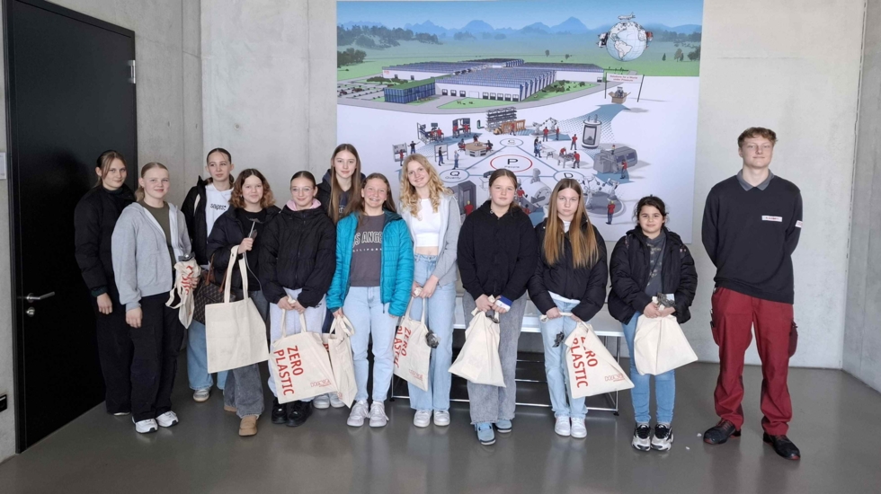 Gruppenbild mit Girls'Day-Teilnehmerinnen bei HAWE Hydraulik