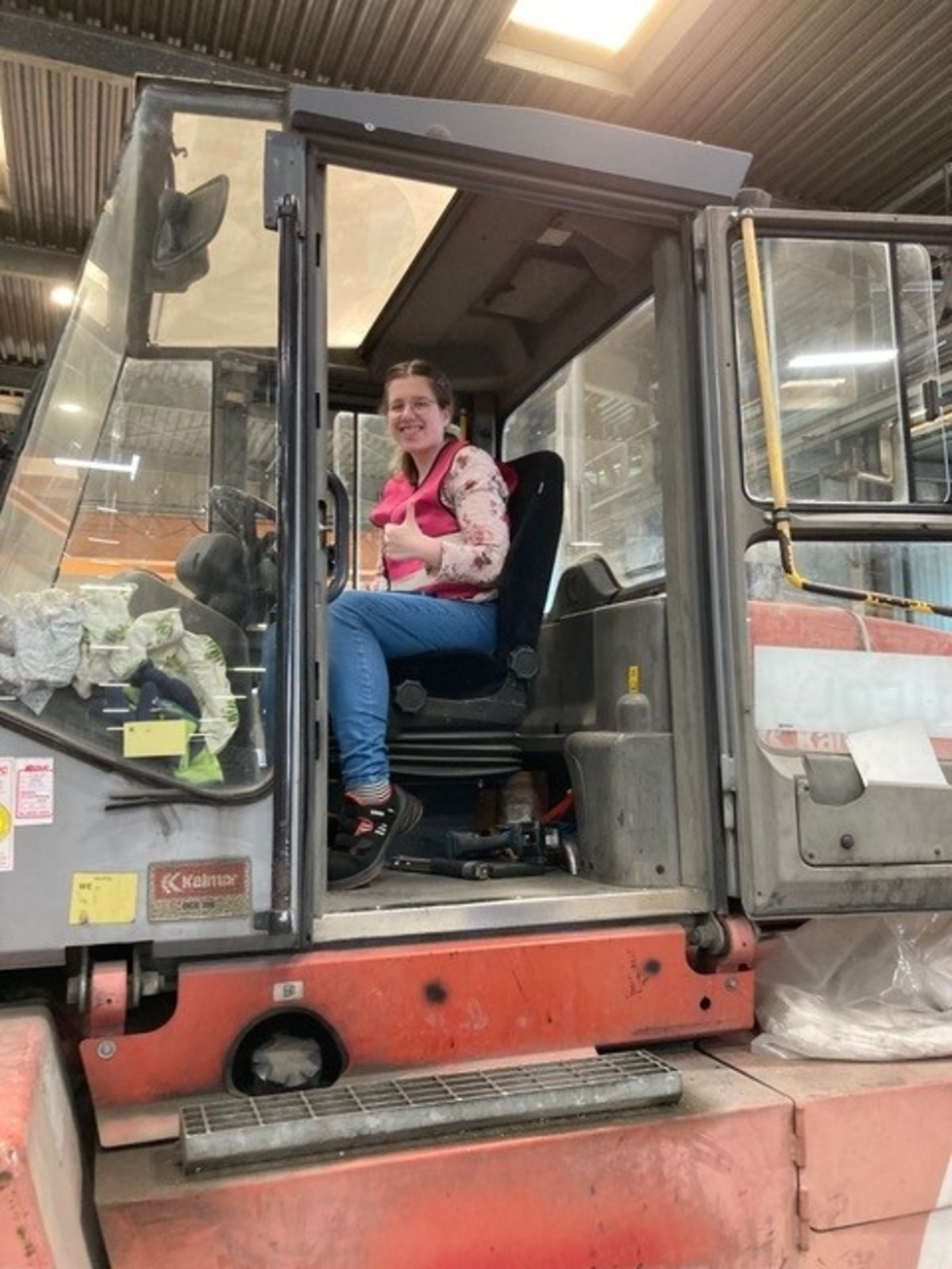 Girls'Day-Teilnehmerinnen im Bagger